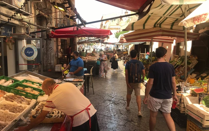 Bild von Fußgängern, die durch den Mercato del Capo schlendern