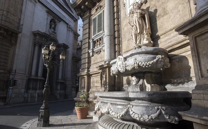 Ein Brunnen mit Statue an den Quattro Canti
