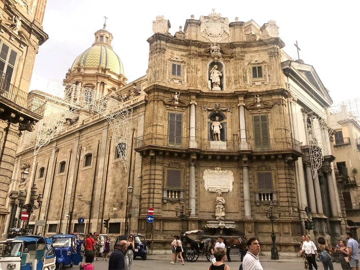 Toruisten auf der Quattro Canti Kreuzung in Palermo