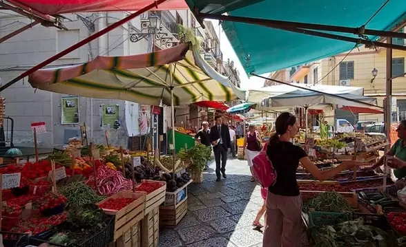 Frau am Stand auf dem Vucciria Markt