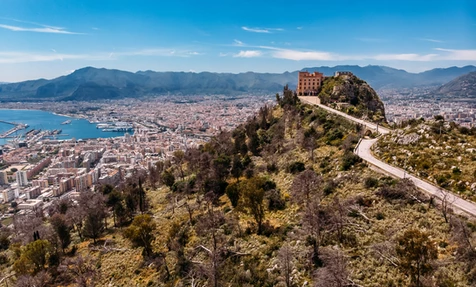 Blick auf das Castello Utveggio am Monte Pellegrino
