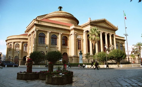 Frontansicht vom Teatro Massimo in Palermo