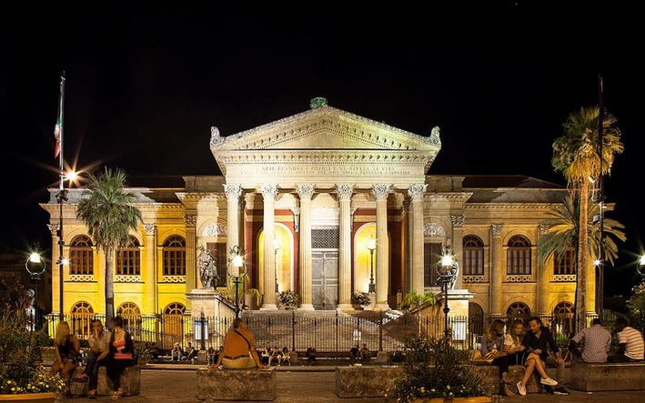 Ansicht vom Teatro Massimo bei Nacht