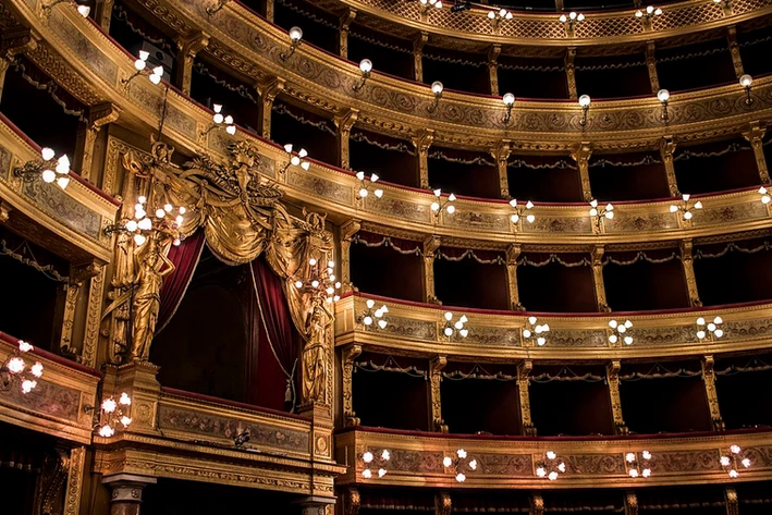 Palermo_Teatro-Massimo_Palco-Reale.JPG