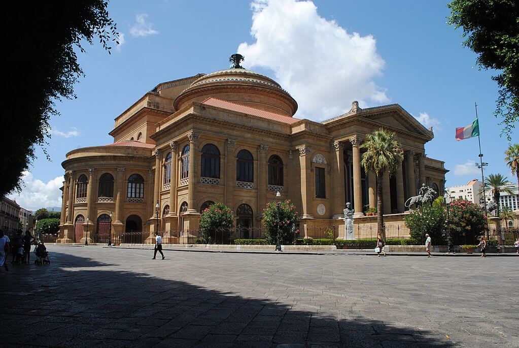 Frontansicht vom Teatro Massimo in Palermo