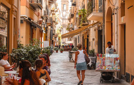 Frau schlendert durch die Altstadt von Palermo