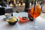 Frau läuft durch die Gassen der Altstadt in Palermo