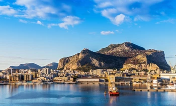 Blick auf den Monte Pellegrino von Palermo aus