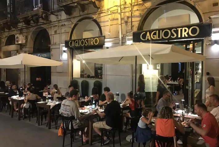 Menschen sitzen in der Altstadt