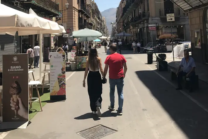 Frau schlendert durch die Altstadt von Palermo
