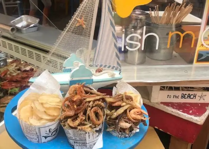 Tüten mit Fish n Chips auf dem Markt Del Capo