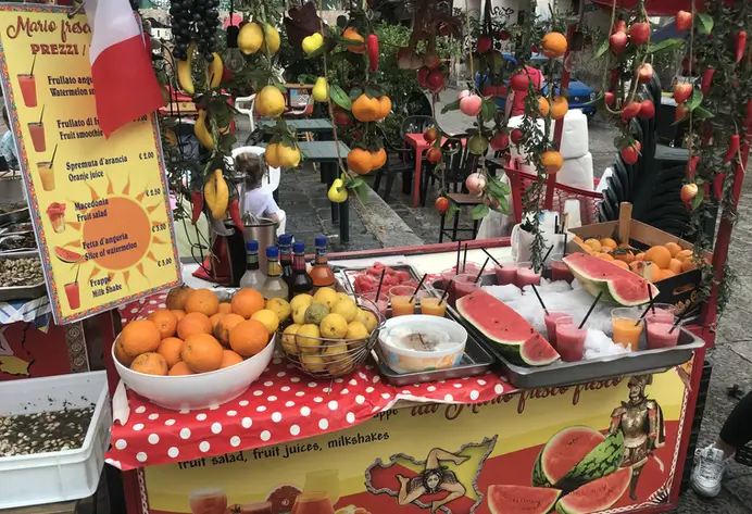 Auf dem Platz der Vucciria werden gegen Abend viele frische Speisen angeboten