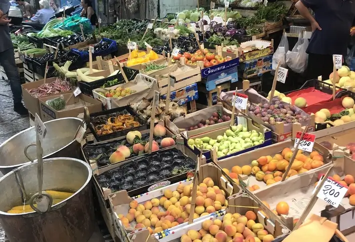 Ein Obststand auf dem Markt in der Vucciria