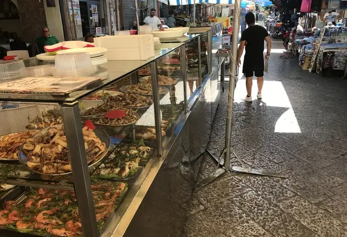 Sizialianisches Essen auf dem Markt Ballarò
