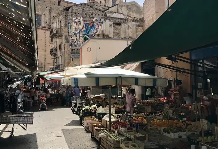 Der Markt Ballarò mit einer Kirche im Hintergrund