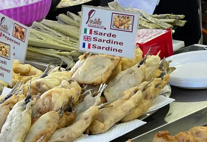 Frittierte Sardinen auf einem Marktstand