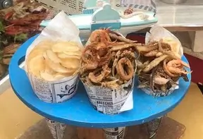 Tüten mit Fish n Chips auf dem Markt Del Capo