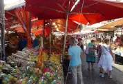 Menschen stehen auf dem Markt Ballarò