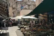 Der Markt Ballarò mit einer Kirche im Hintergrund