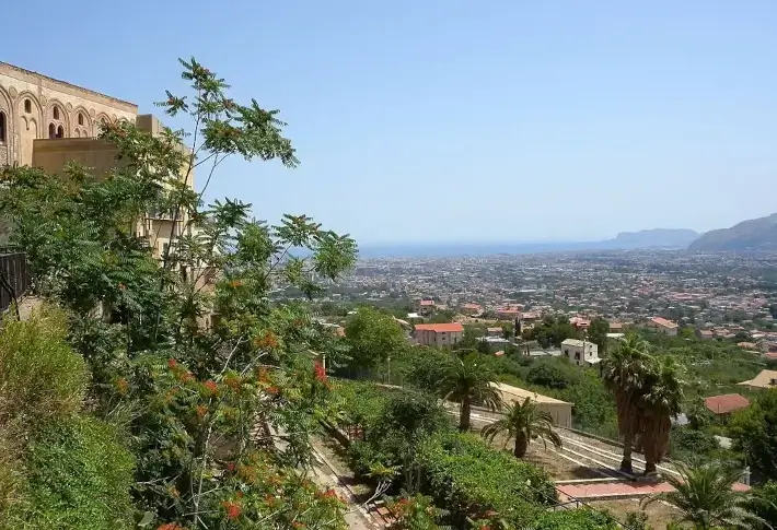 Blick von der Stadt Monreale über Palermo und das Mittelmeer