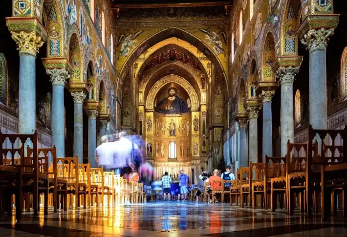 Jesus Christus über dem Altar im Innenraum des Dom von Monreale