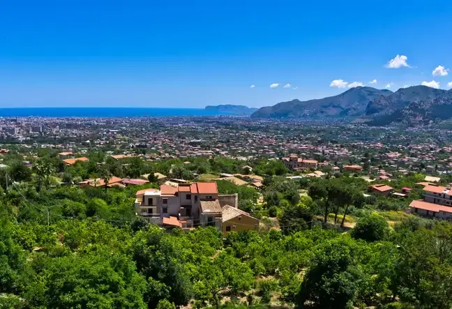 Blick über Palermo bis zum Mittelmeer von Monreale aus