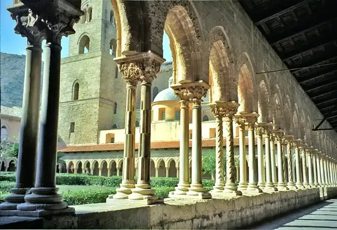 Im Kreuzgang des ehemaligen Benedektinerklosers können Besucher die einzigartigen Säulen und den Innenhof bewundern
