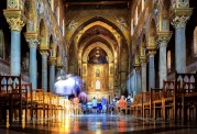 Jesus Christus über dem Altar im Innenraum des Dom von Monreale