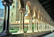 Im Kreuzgang des ehemaligen Benedektinerklosers können Besucher die einzigartigen Säulen und den Innenhof bewundern