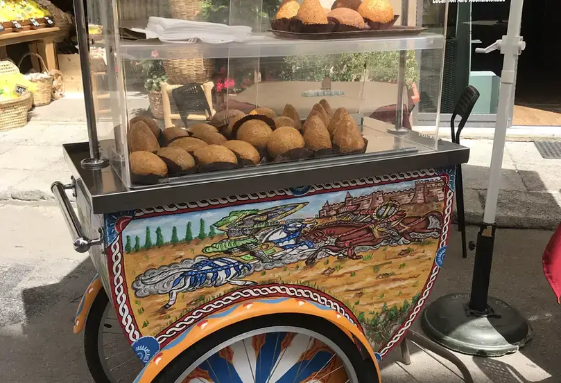 Wagen mit Arrancini in Palermo