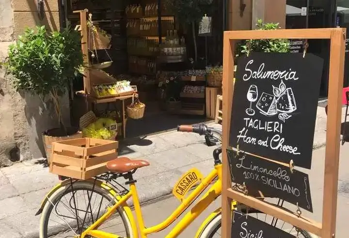 Gelbes Fahrrad vor einem Laden in der Altstadt von Palermo