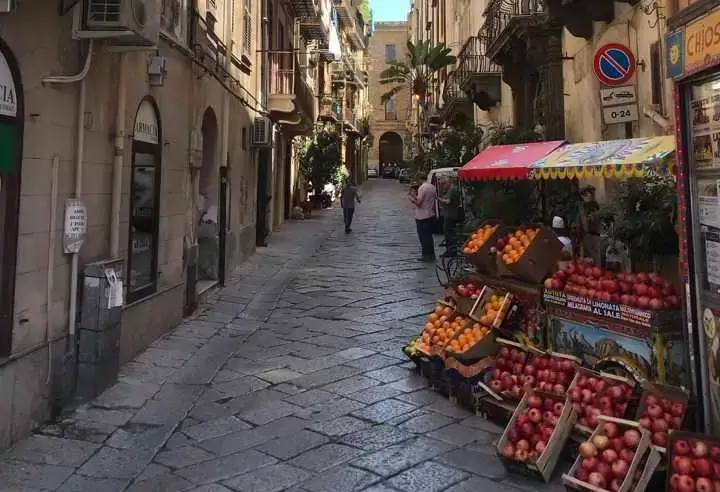 Obststand in einer Seitengasse in Palermo