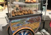 Wagen mit Arrancini in Palermo