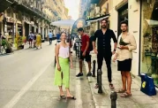Touristen stehen auf dem Corso Vittorio Emanuele in Palermo