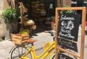 Gelbes Fahrrad vor einem Laden in der Altstadt von Palermo