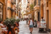 Frau läuft durch die Gassen der Altstadt in Palermo
