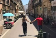 Ein Paar läuft Hand in Hand durch Palermos Altstadt