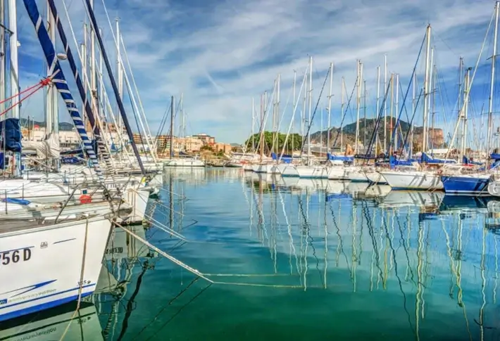 Boote im Yachthafen La Cala