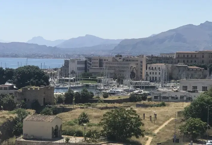 Das Castello a Mare neben dem Yachthafen