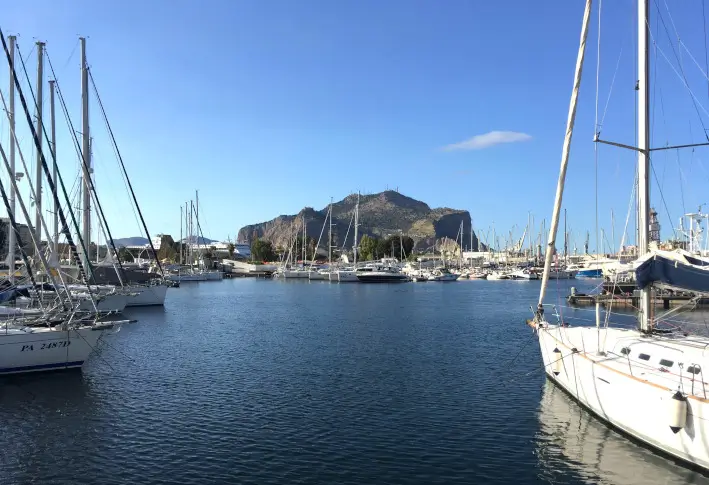 Blick auf den Monte Pellegrino vom Yachthafen aus