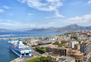 Blick auf den Fährhafen von Palermo