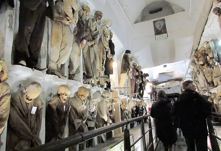 Besucher in der Kapuzinergruft Palermo