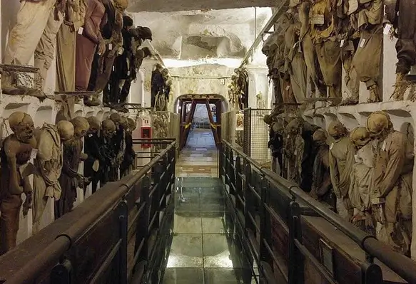 Blick auf den Gang in der Kapuzinergruft Palermos