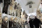 Besucher in der Kapuzinergruft Palermo