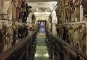 Blick auf den Gang in der Kapuzinergruft Palermos