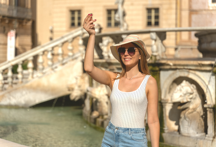 Frau macht typisch italienische Handbewegung an der Fontana Pretoria