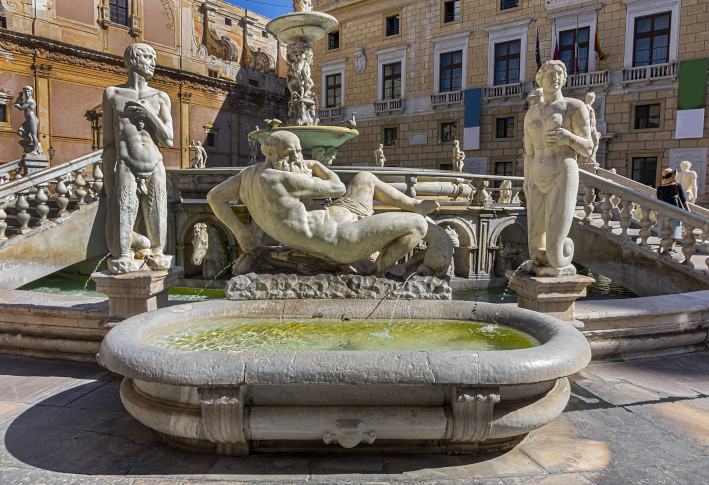 Eines der vier Becken mit Statuen auf der ersten Ebene der Fontana Pretoria
