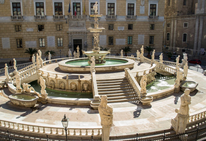 Blick auf den Brunnen der Schande in Palermo