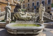 Eines der vier Becken mit Statuen auf der ersten Ebene der Fontana Pretoria