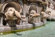 Wasserspiel aus tierischen und mystischen Figuren verziert die Mittelsäule der Fontana Pretoria